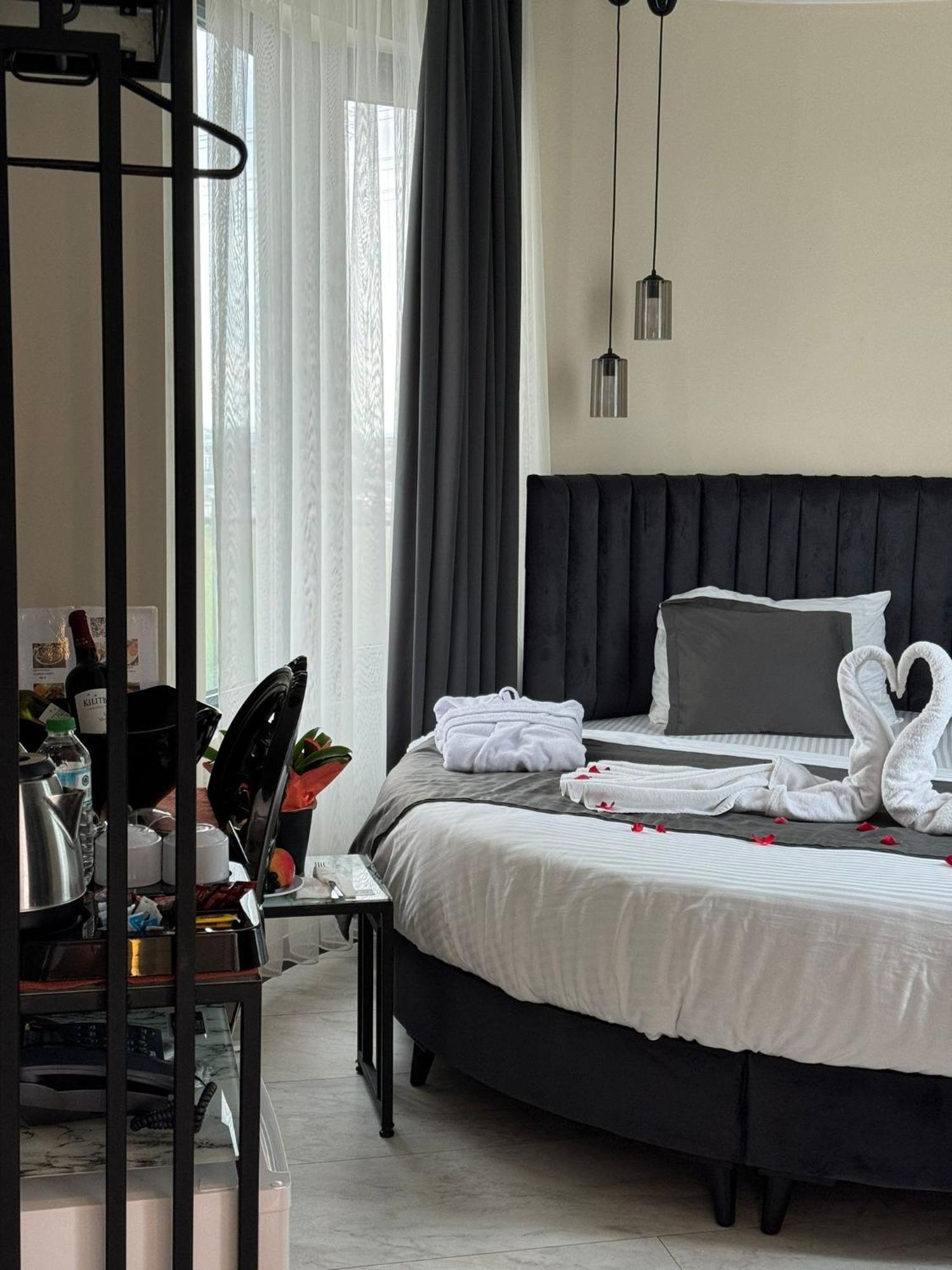The Queen Airport Hotel-Round Trip Airport Service Arnavutkoy Ngoại thất bức ảnh